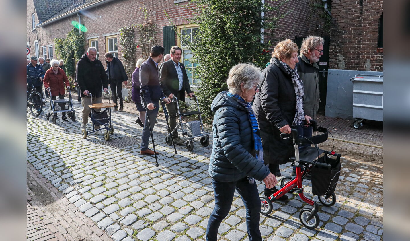 Osse College Struikelt Bijna Over Schots En Scheef Liggende Megense ...