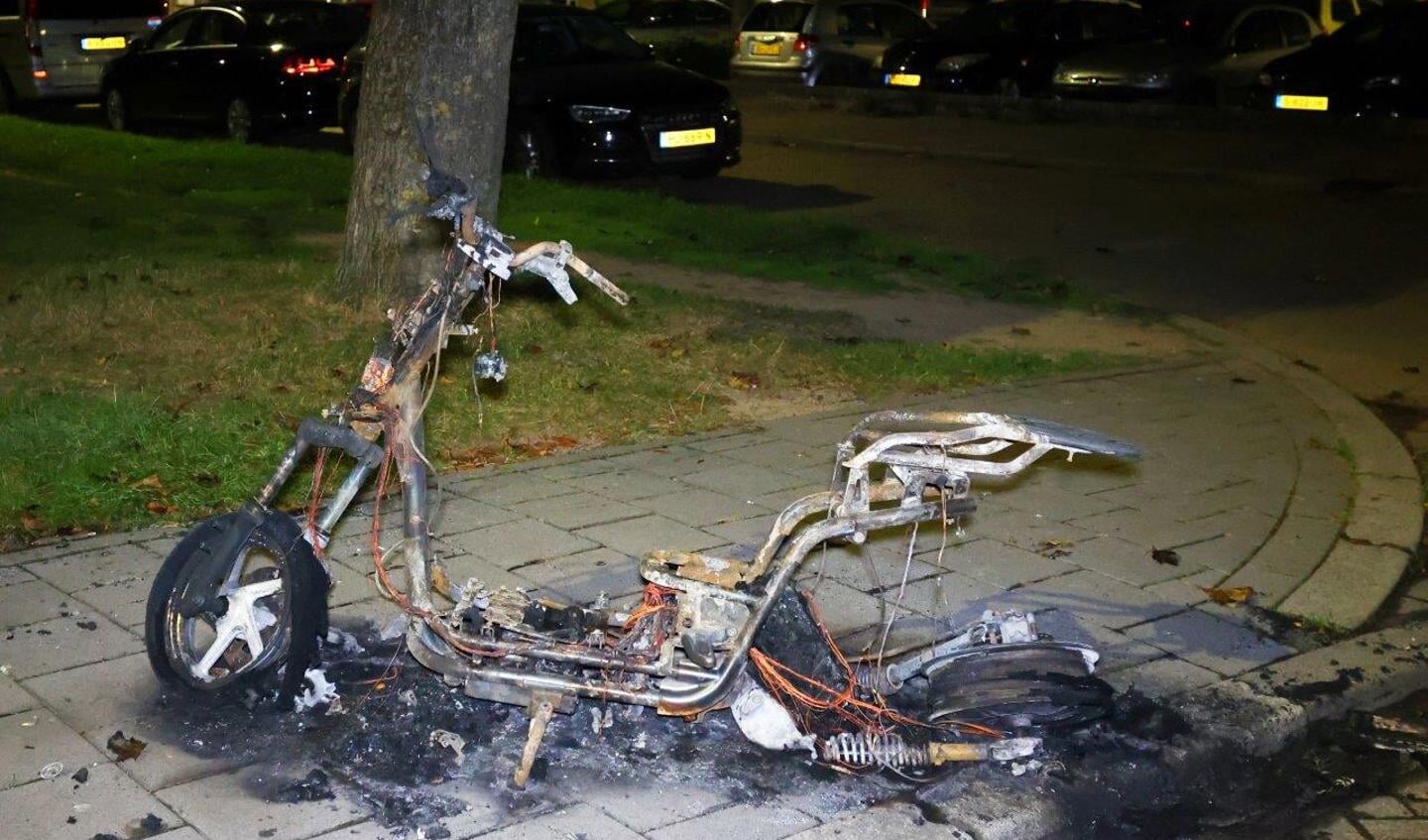 Een elektrische deelscooter is zaterdagavond laat in vlammen op gegaan aan de Waternimf in Den Bosch.