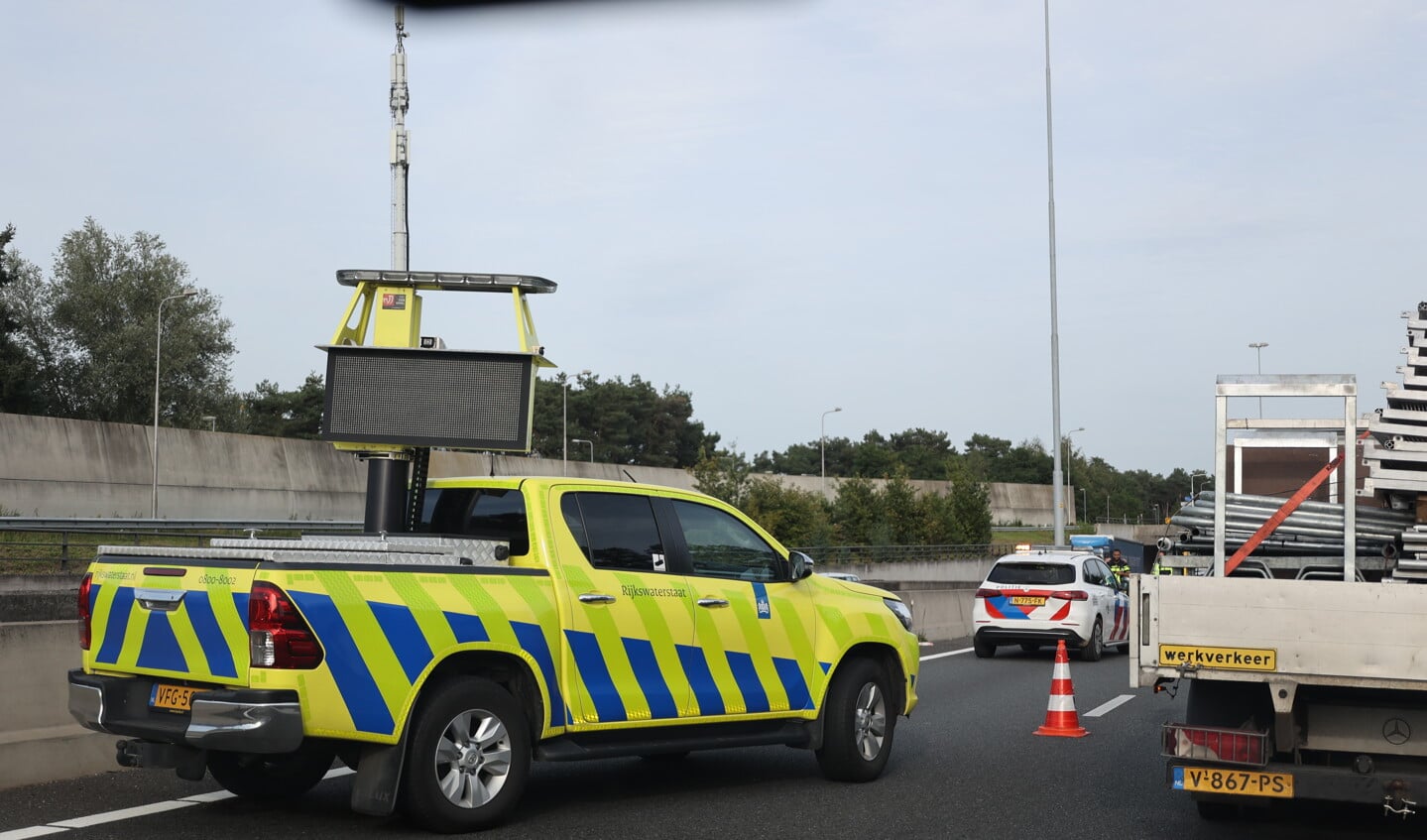 Op de A59 heeft zojuist een ongeval plaatsgevonden tussen drie personenvoertuigen.