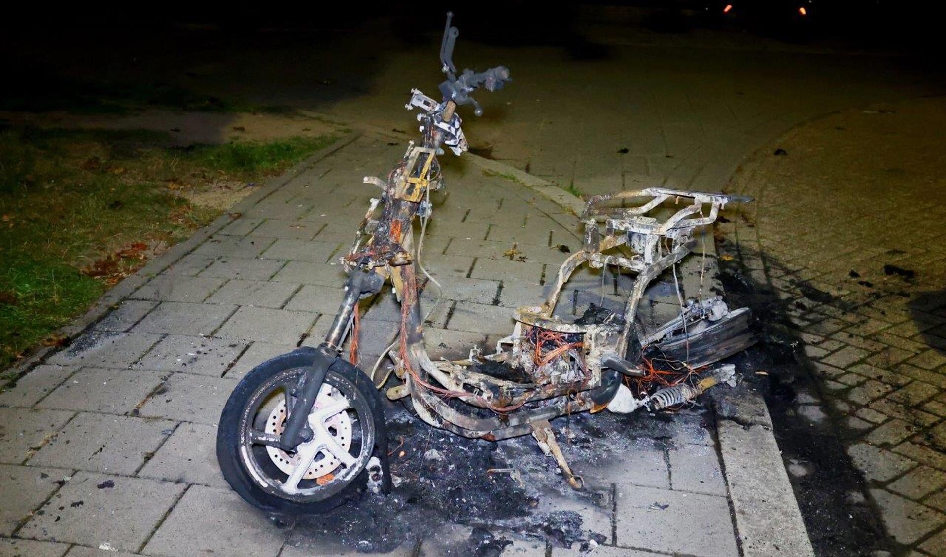Een elektrische deelscooter is zaterdagavond laat in vlammen op gegaan aan de Waternimf in Den Bosch. 