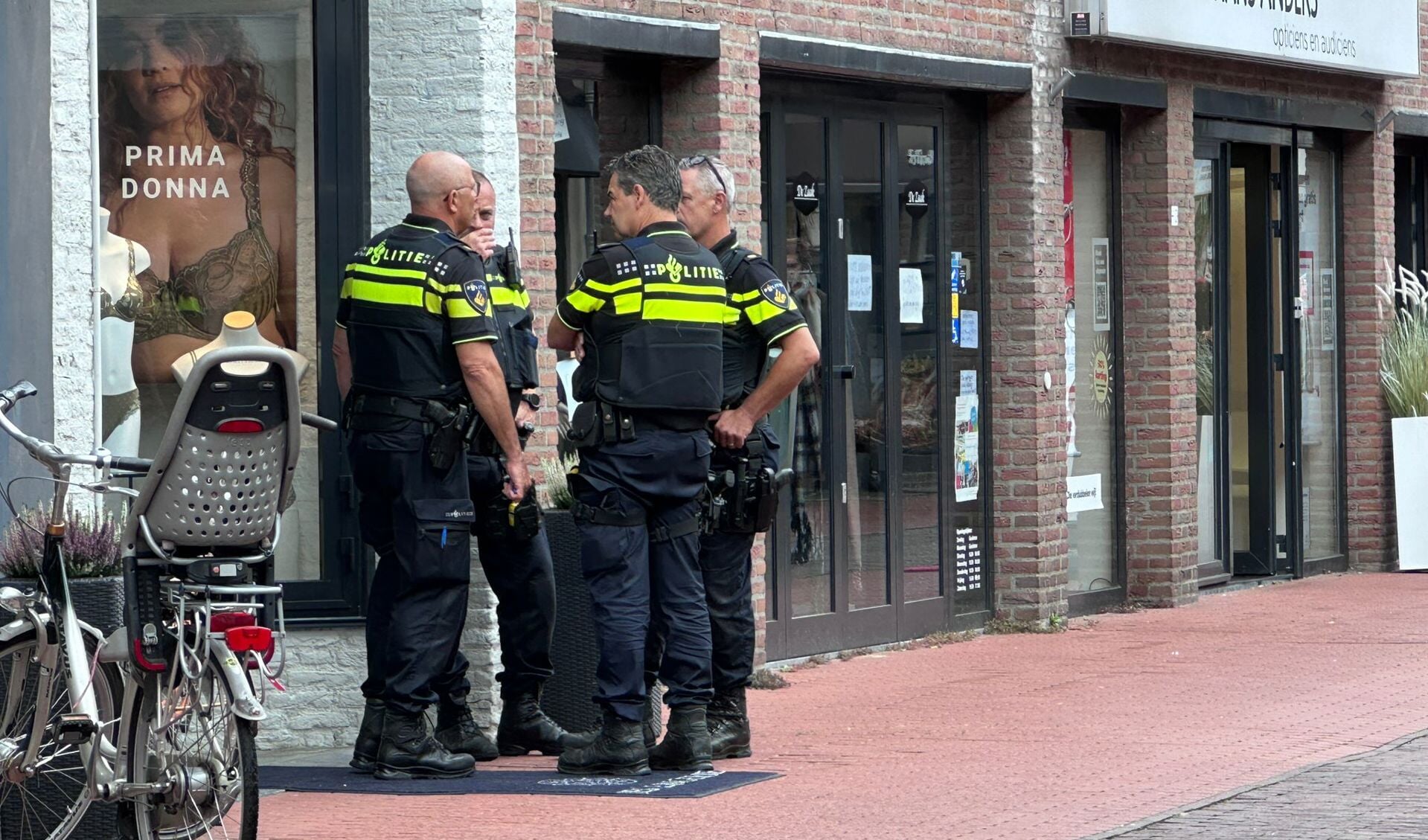 De politie doet onderzoek in de Kalverstraat.