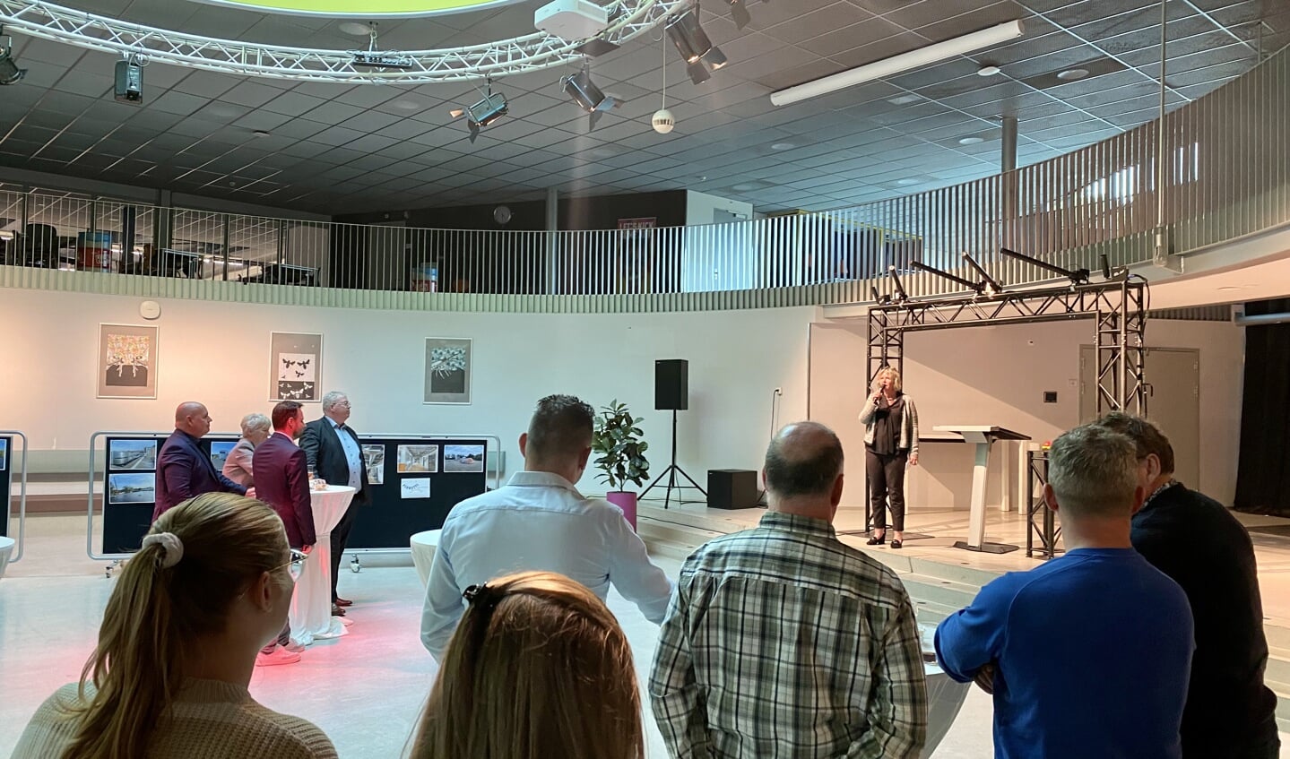 Barbara Baelemans, algemeen directeur Voortgezet Onderwijs Veghel, heet de gasten welkom.