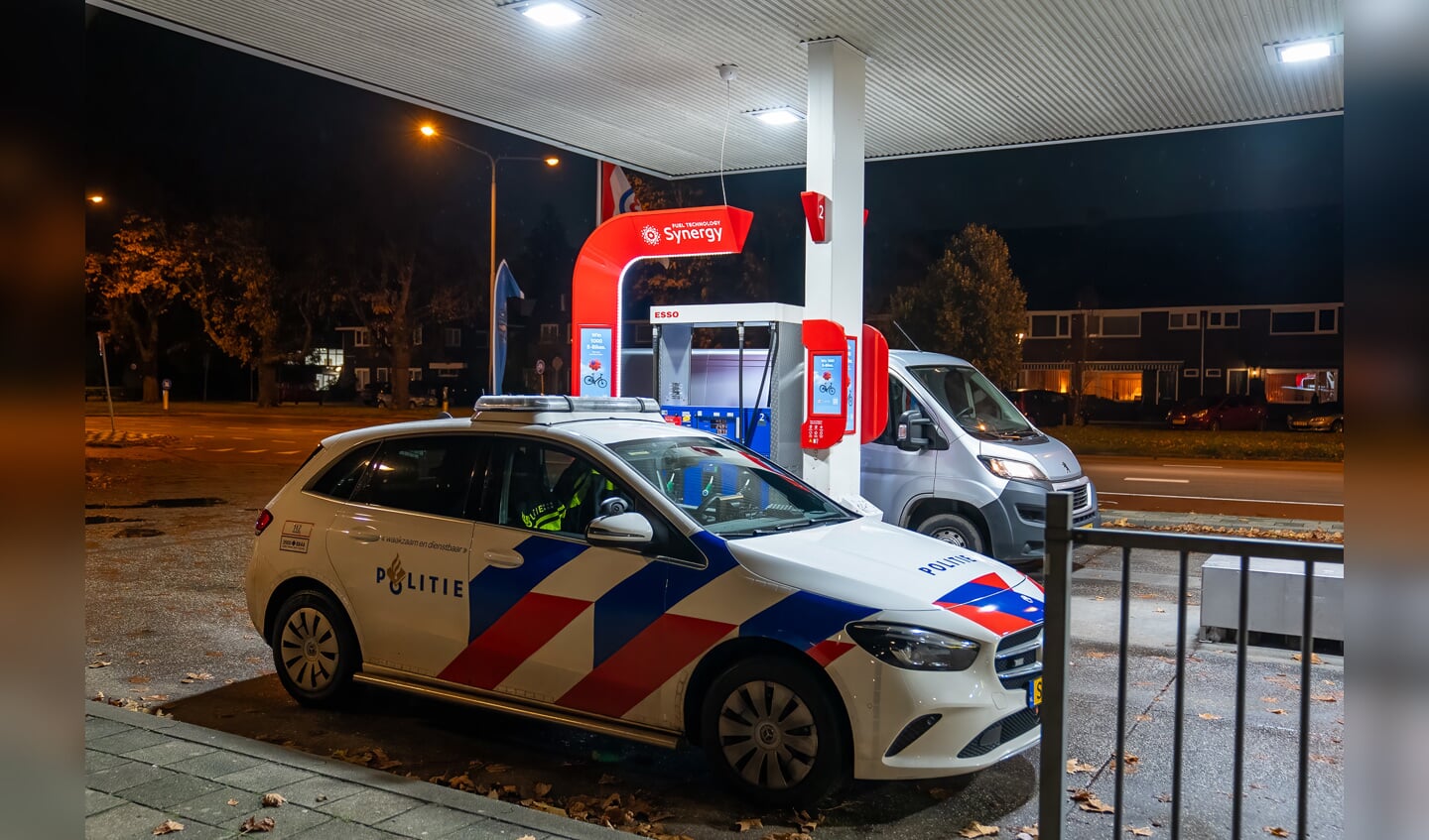 Een verdachte van een poging tot overval op een Esso-tankstation aan de van Grobbendoncklaan in Den Bosch is woensdagavond rond 20.00 uur op de vlucht geslagen.