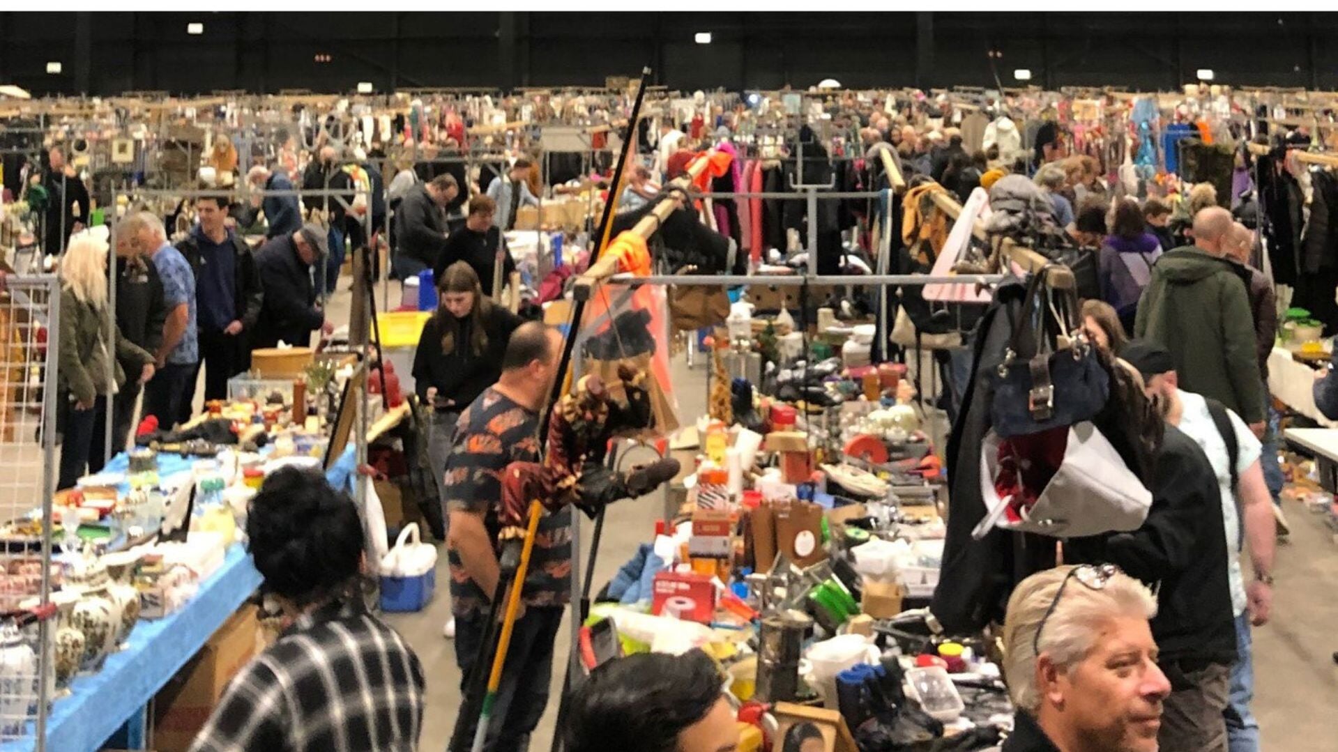 De Mega Markt is een jaarlijks terugkerende snuffelmarkt die eenmalig plaatsvindt in de Brabanthallen aan de Diezekade 1 Den Bosch.