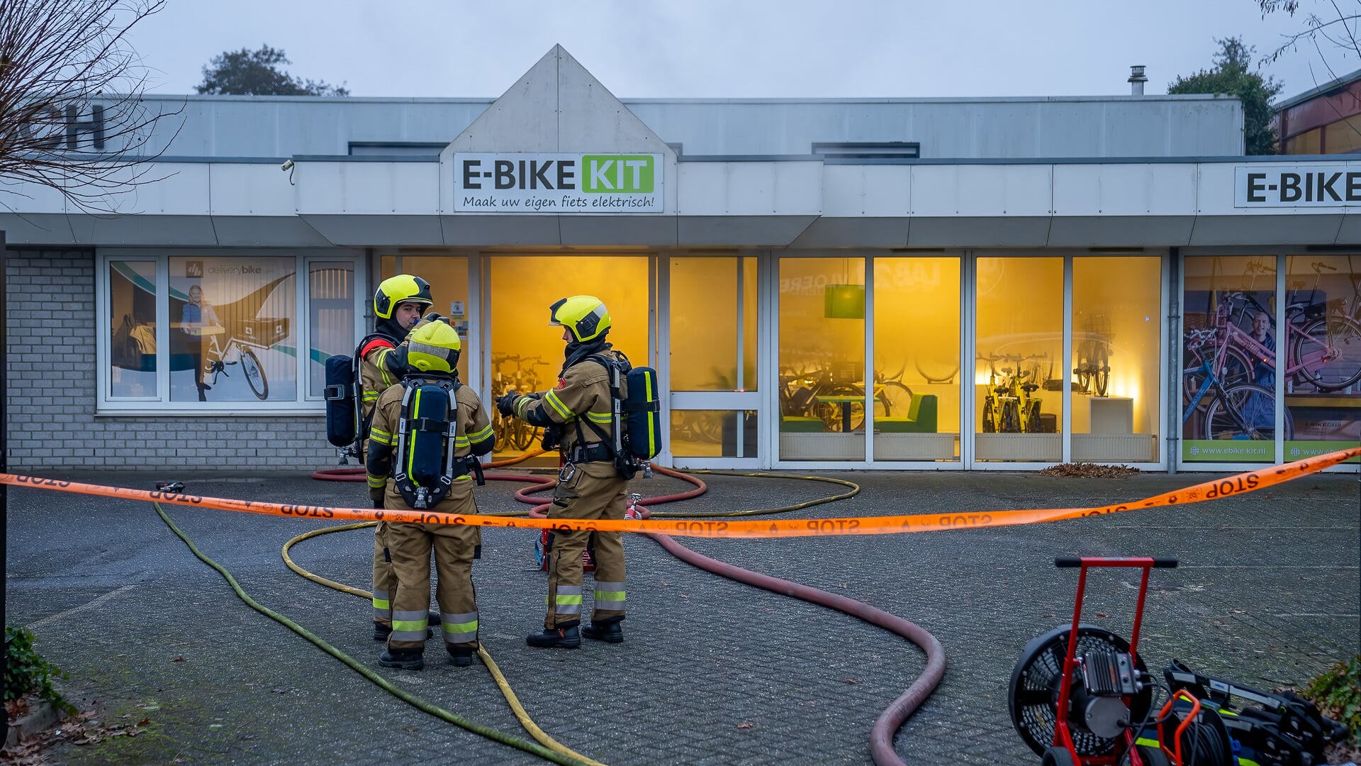 Aan de Afrikalaan in Den Bosch is vanochtend brand uitgebroken bij fietsenwinkel E-Bike KIT.