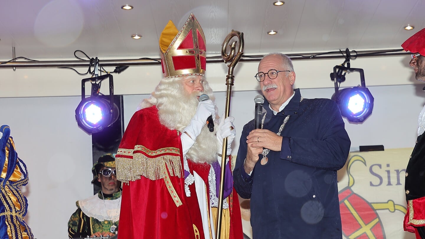Sinterklaas en de wethouder, schouder aan schouder.