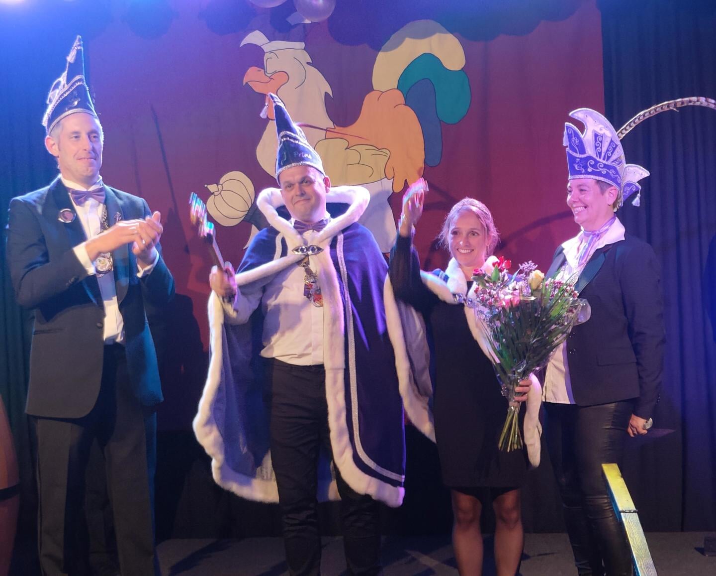 Jarno I en Cindy met adjudant Rudy en page Desirée: de nieuwe hoogheden van CV De Hanen uit Ledeacker.