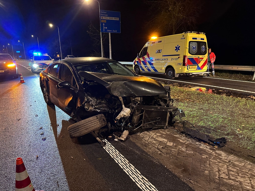 Automobilist Haalt Vrachtwagen Te Laat In En Botst Op Vangrail Op N264 ...