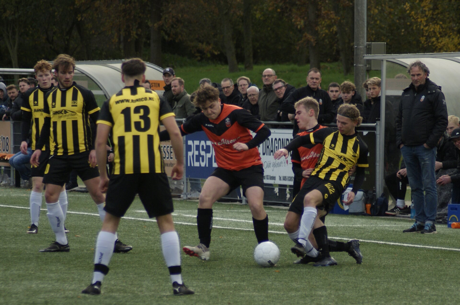 Vitesse'08 en Reinold Wiedemeijer (staand rechts) gaan per direct uit elkaar.