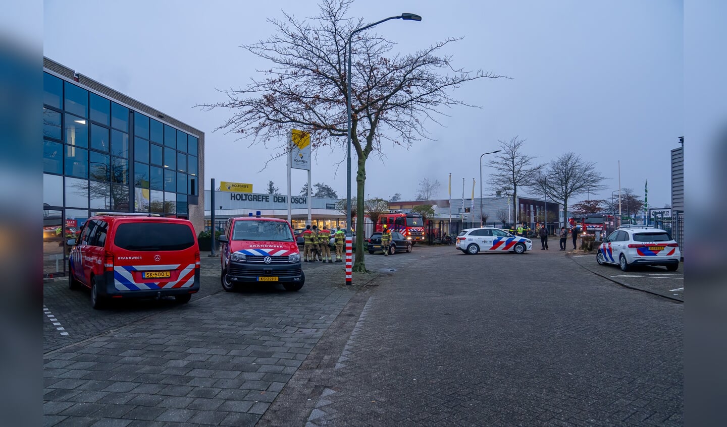 Aan de Afrikalaan in Den Bosch is vanochtend brand uitgebroken bij fietsenwinkel E-Bike KIT. 