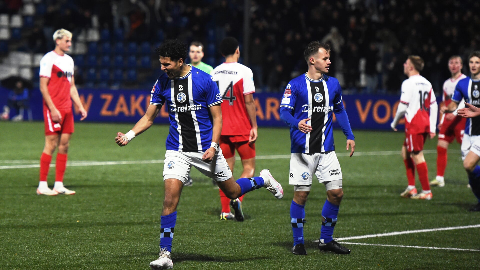 Ontlading bij Ilias Boumassaoudi na zijn 1-0 in de thuiswedstrijd tegen Jong FC Utrecht. De ontmoeting eindigde uiteindelijk in 1-1.