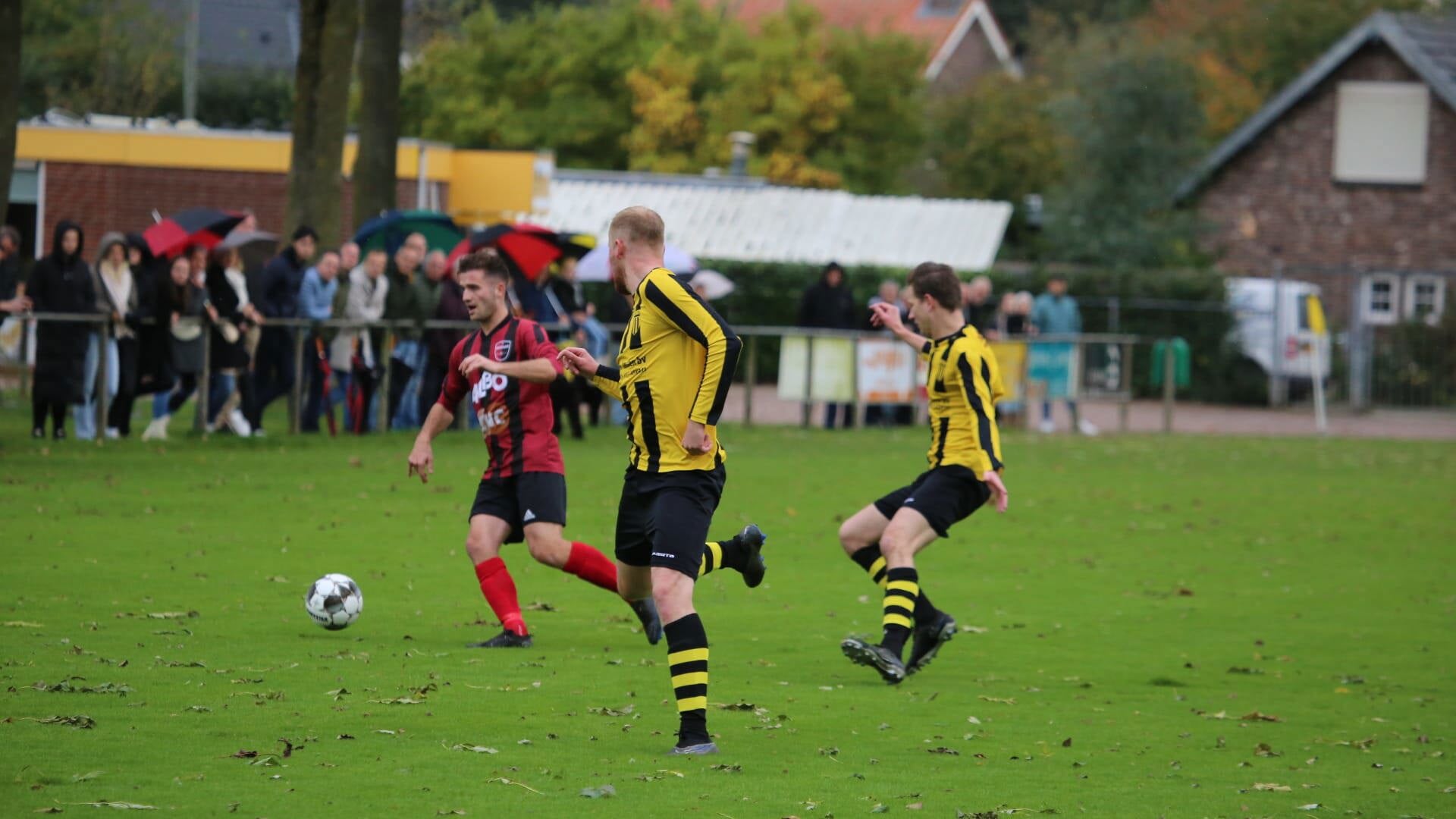 VIOS'38 (geelzwart), hier in actie tegen Milsbeek, klopte MSH Maasduinen met 1-0.