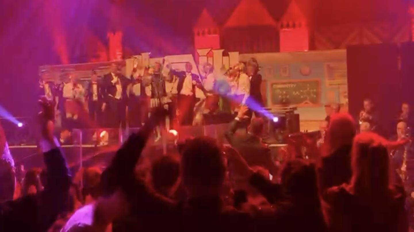 Het moment van de onthulling. Van Herwaarden komt het podium op en het publiek gaat los.