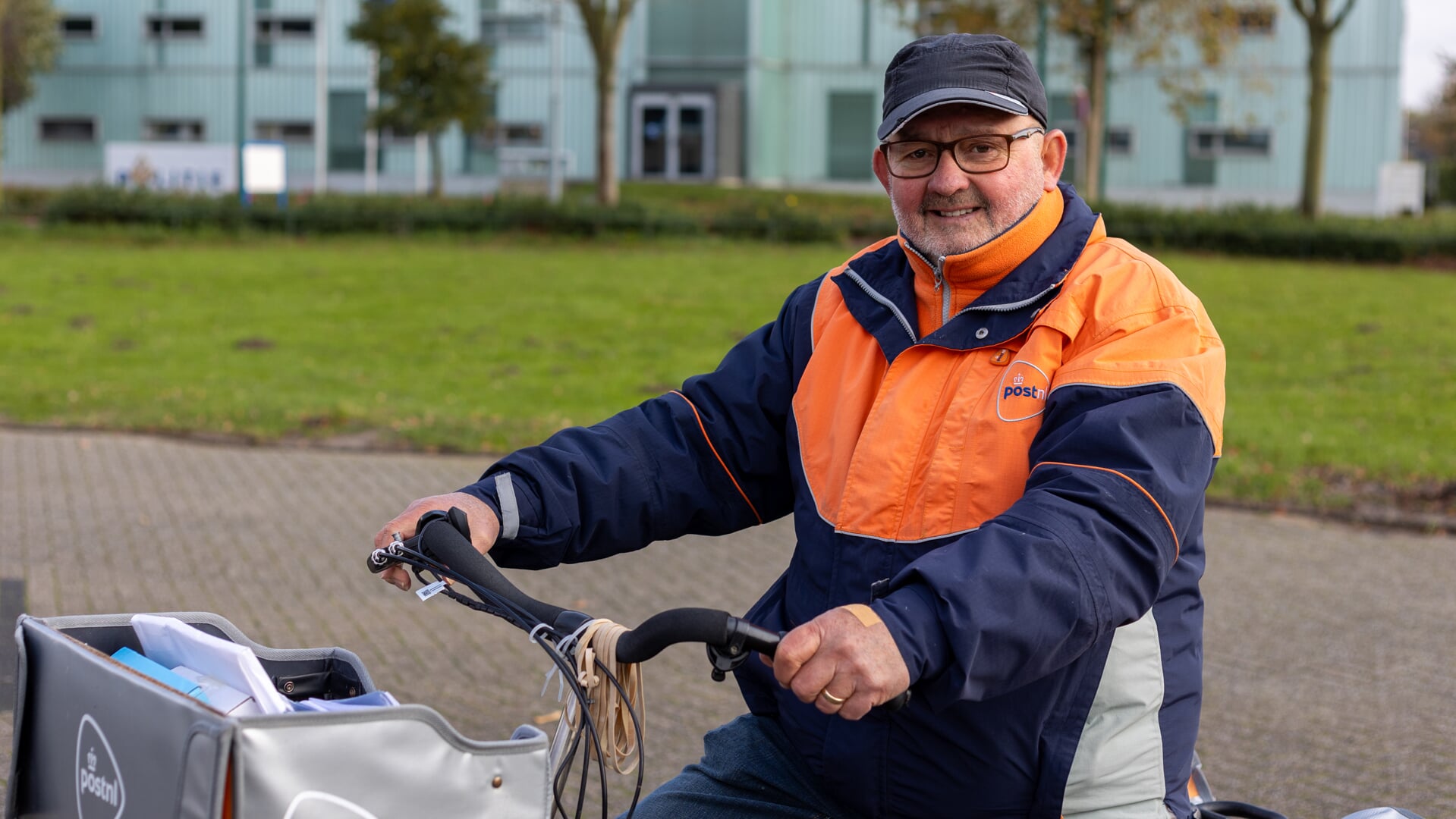 Henk is nu 80 maar wij hopen dat we hem nog jaren op zijn inmiddels elektrische fiets voorbij mogen zien komen in Cuijk.