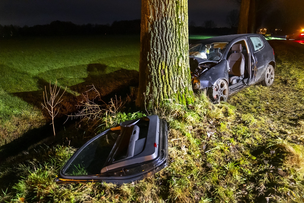Automobilist gewond bij ernstig ongeval op N277 bij Overlangel