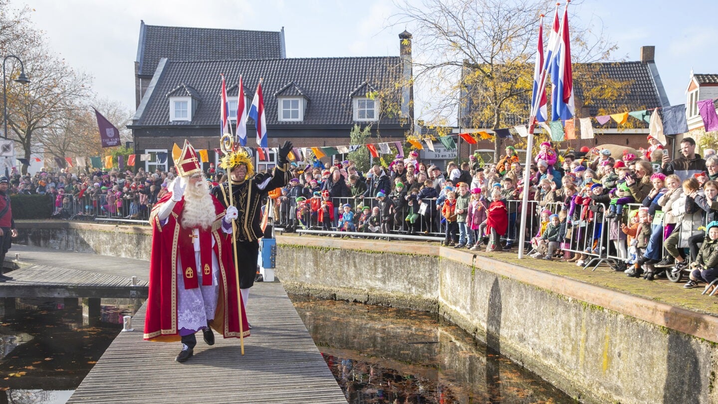 Sinterklaas is zondagmiddag veilig gearriveerd in Veghel (Foto's: Ad van de Graaf).