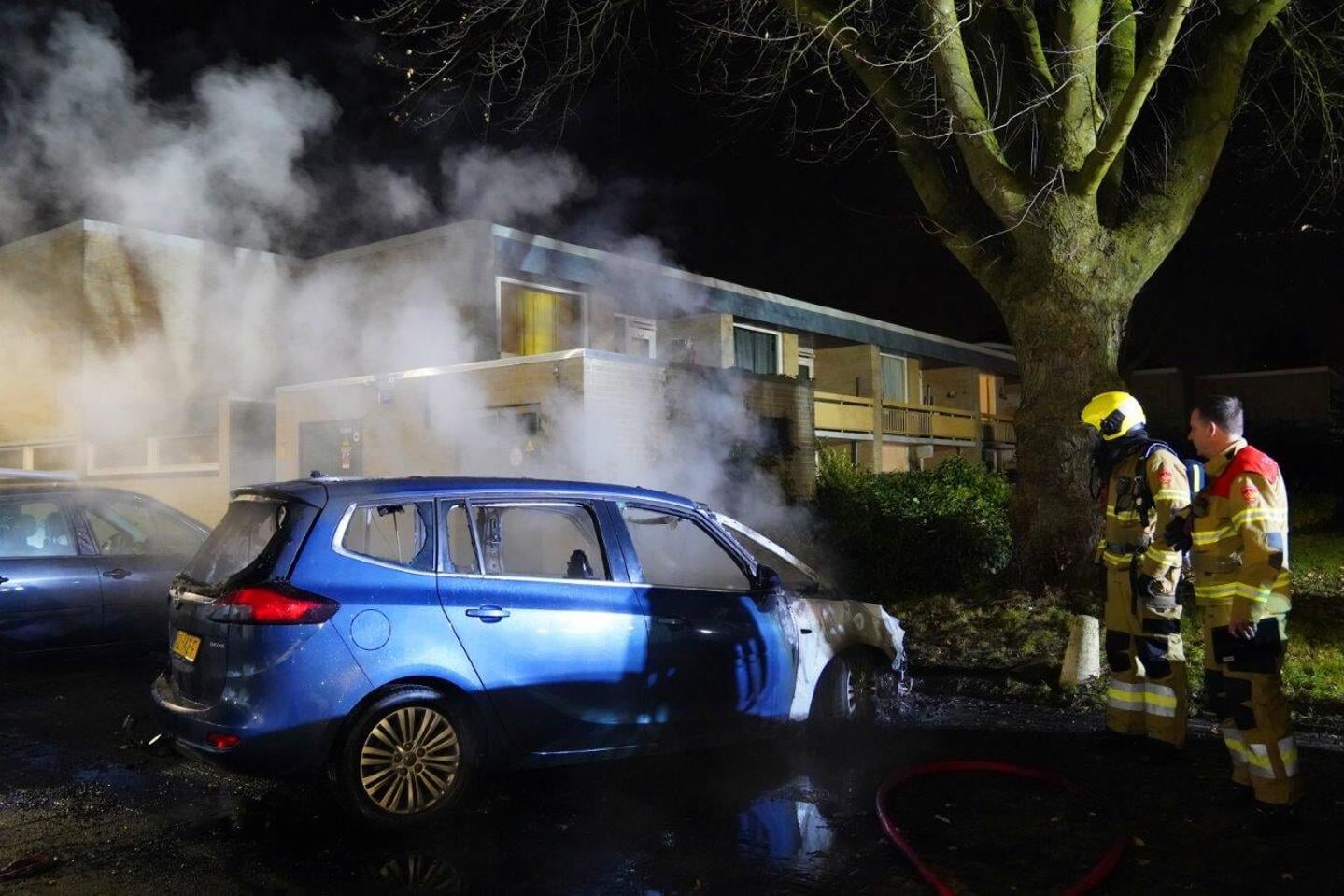 Aan De Kabouters in de Bossche wijk de Hambaken is vanochtend vroeg een auto in vlammen op gegaan.