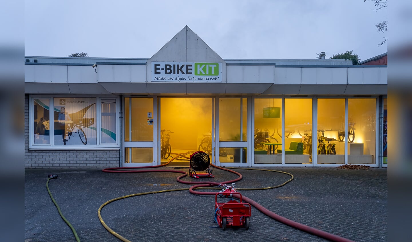 Aan de Afrikalaan in Den Bosch is vanochtend brand uitgebroken bij fietsenwinkel E-Bike KIT. 