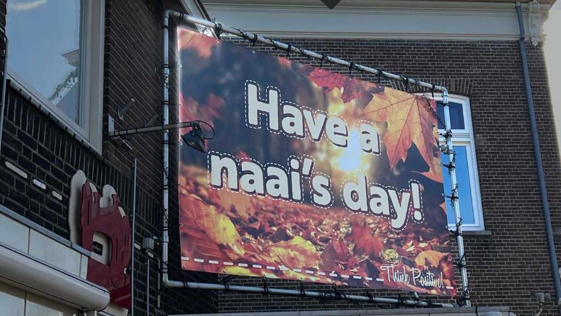 De slogan hing groot aan de gevel van Rijkers Naaimachines in Veghel.