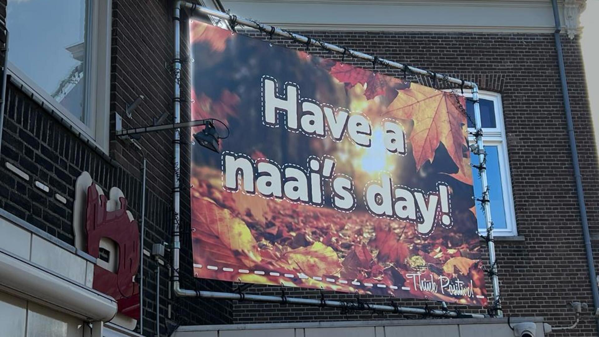 De slogan hing groot aan de gevel van Rijkers Naaimachines.