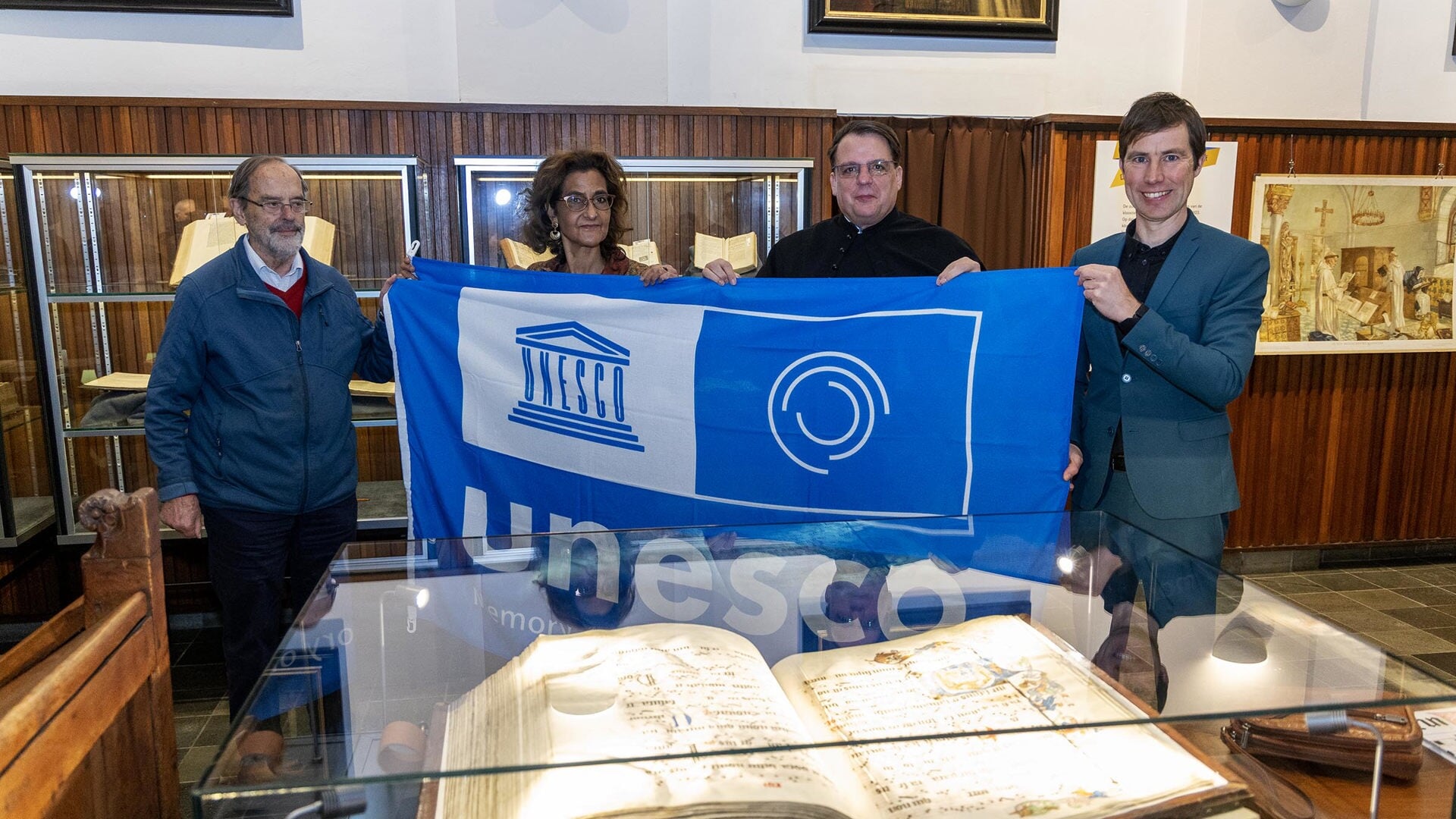 De voorzitter van het UNESCO Comité, Kathleen Ferrier (tweede van links) rijkt de UNESCO-vlag uit aan het klooster. (Foto: SK-Media)