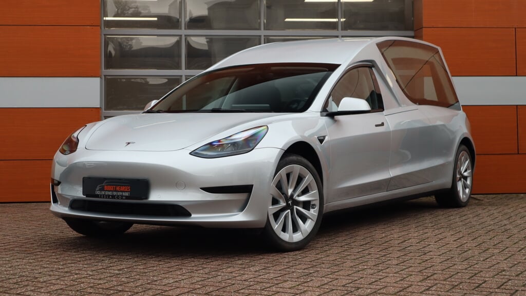 De E-Hearse is gebaseerd op de Tesla Model 3.