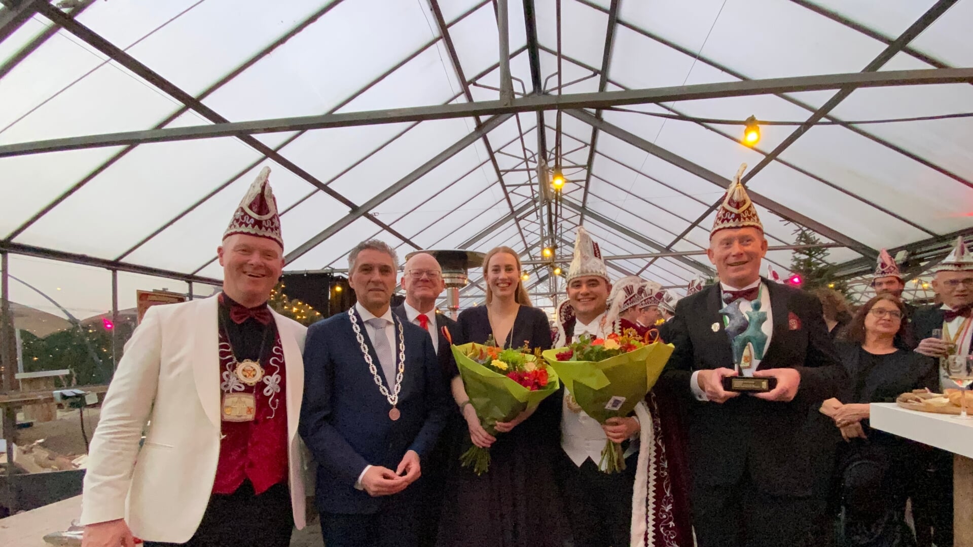 Het trotse gezelschap met de Ganapja. Vanaf links vorst Geert Spikmans, burgemeester Hans Teunissen, wethouder Frank Pubben, prinses Nikki, prins Joris en voorzitter Marco Seelen.