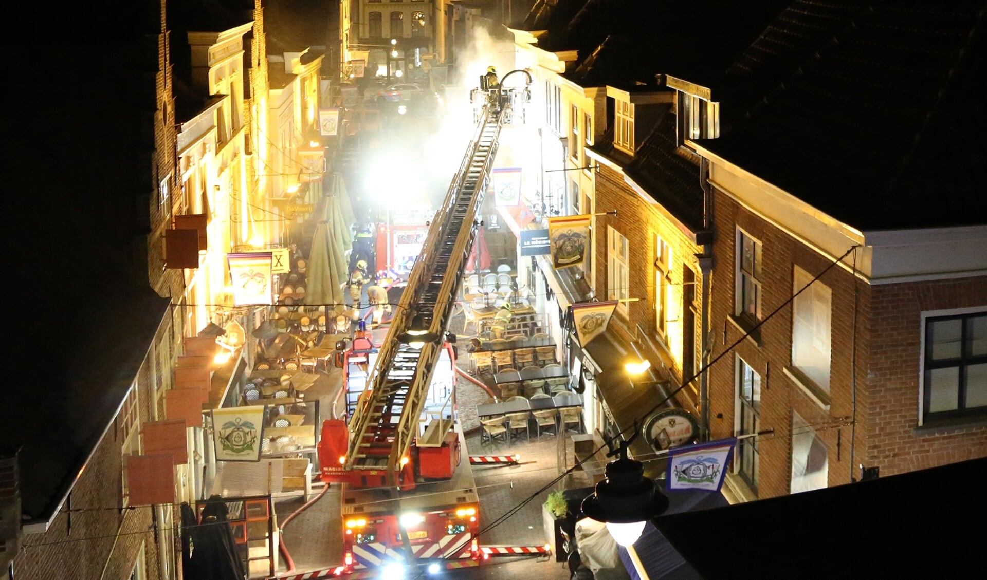 Vannacht heeft er korte tijd een brand gewoed boven Bistro Tante Pietje aan de Korte Putstraat in het centrum van Den Bosch.