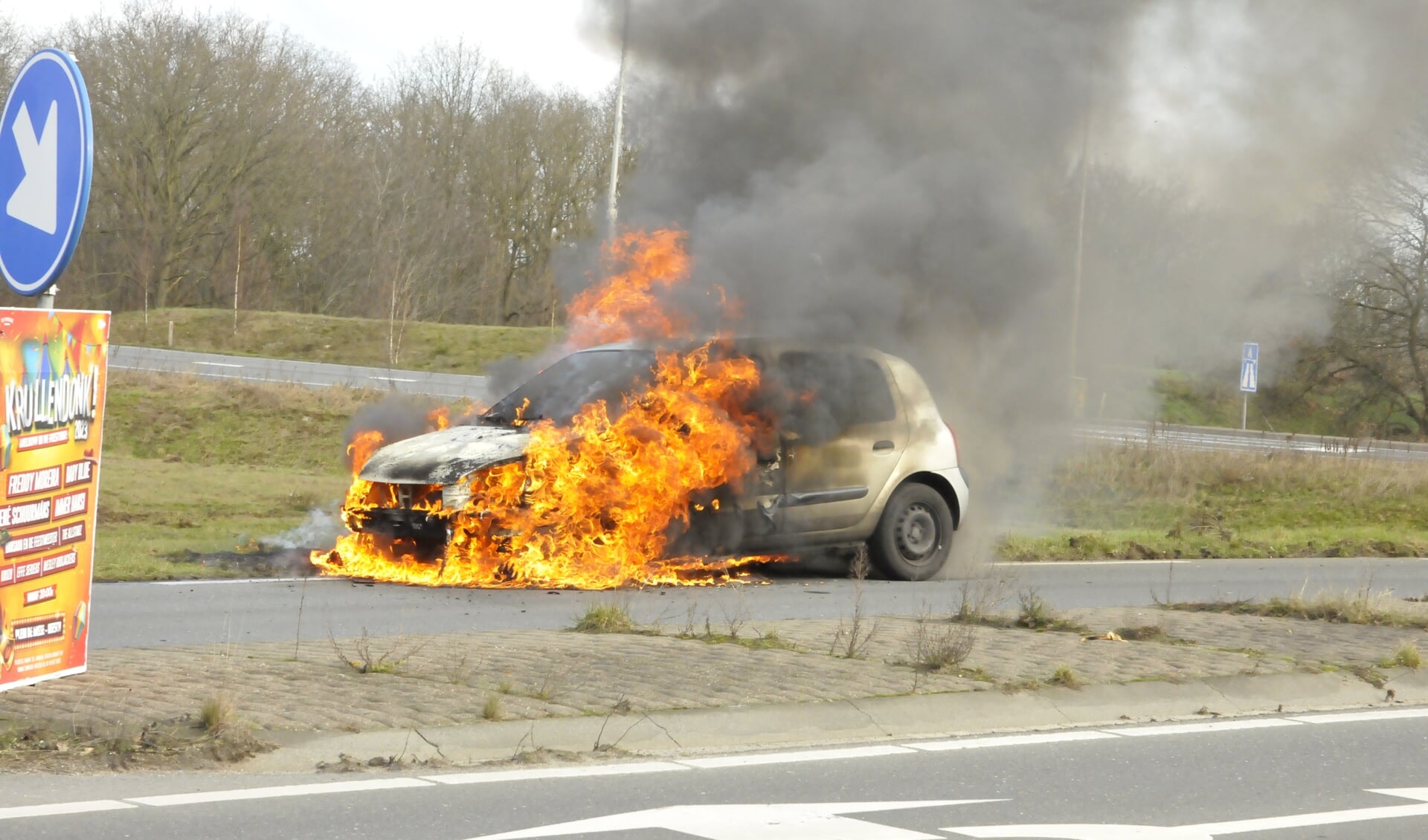 Auto brand volledig uit vlakbij Paalgraven.