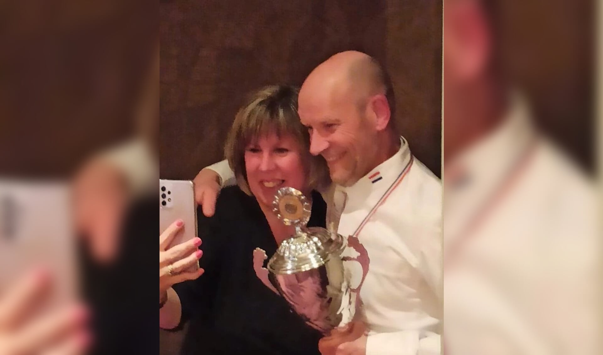 De trotste winnaars maken een selfie.