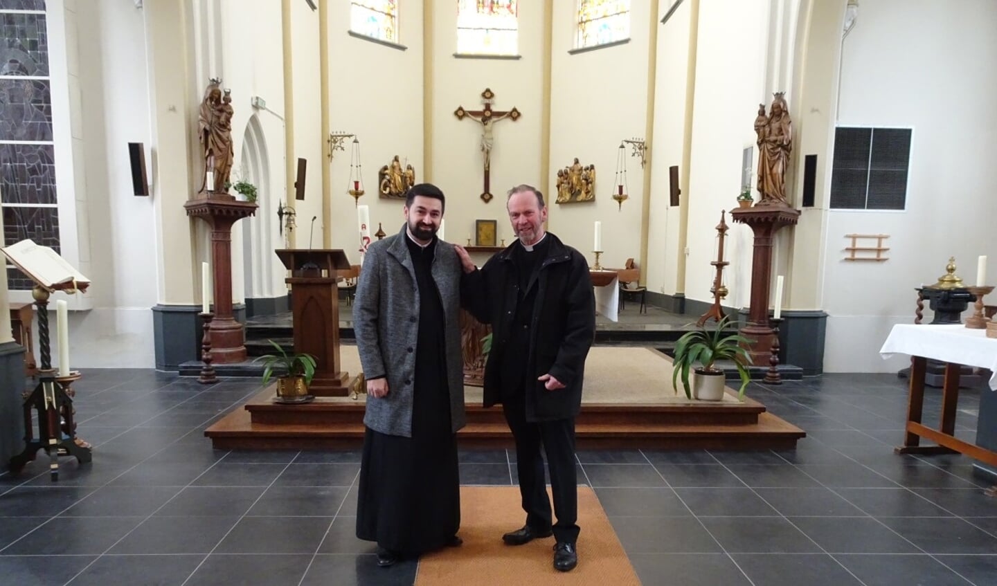 Pastoor Kerssemakers van de Willibrordus parochie en priester David Calin Pop van de Roemeens-Orthodoxe kerk.