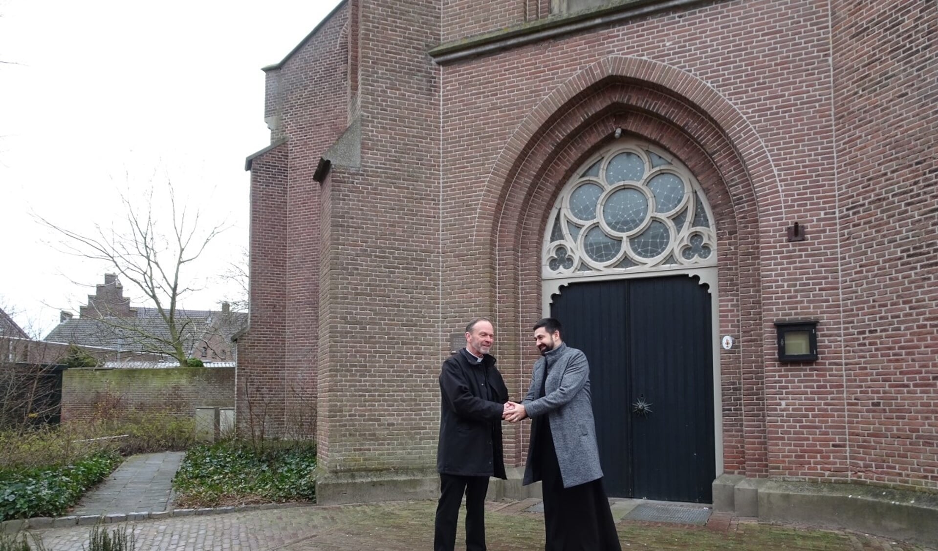Pastoor Kerssemakers van de Willibrordus parochie en priester David Calin Pop van de Roemeens-Orthodoxe kerk.