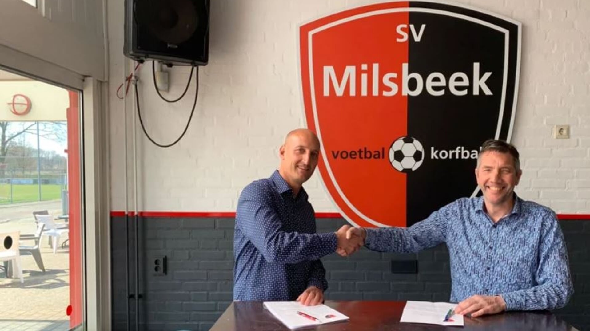 Er is nog geen overeenstemming tussen trainer Roel van Wijk (l) en SV Milsbeek.