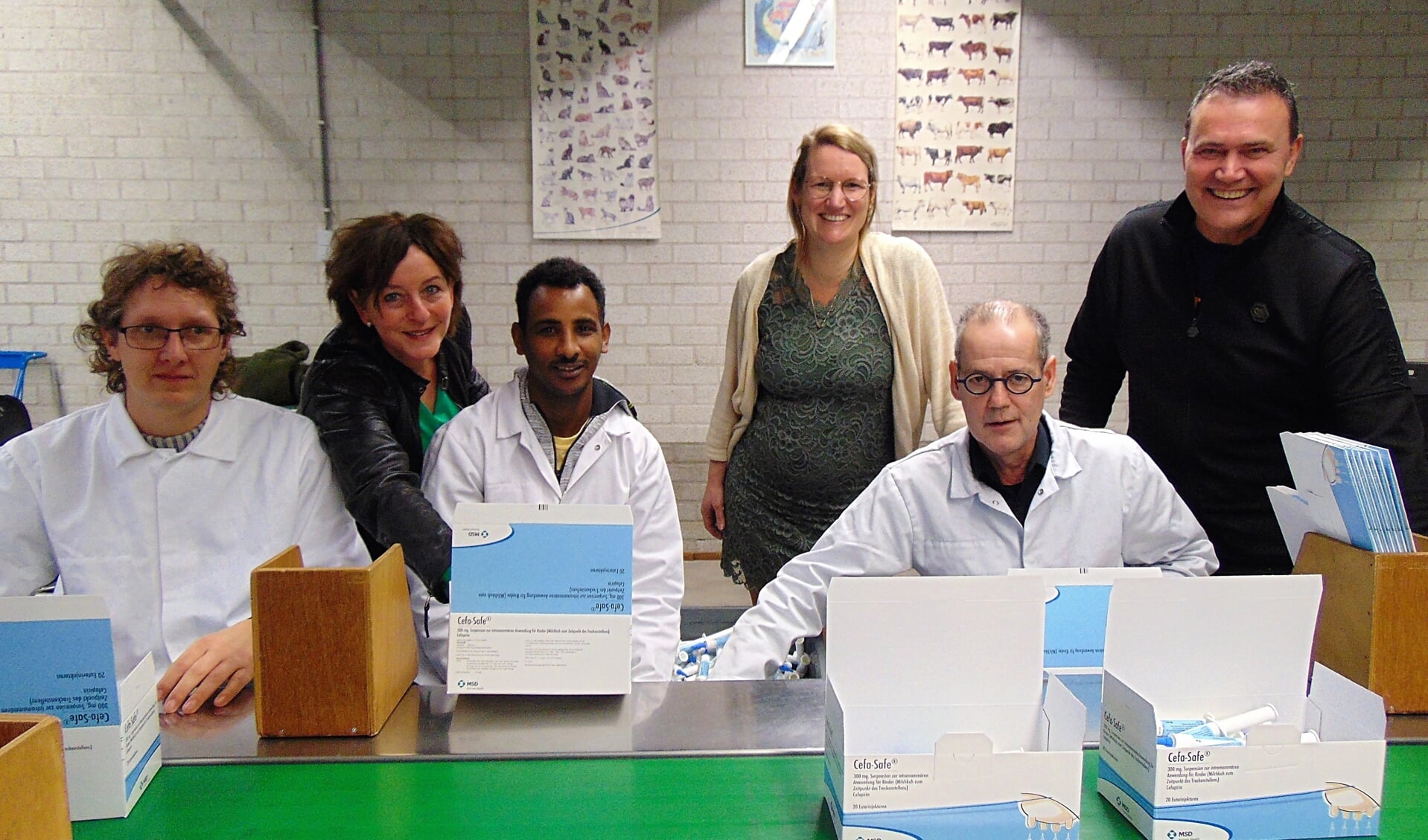 MSD Animal Health-medewerkers bij INTOS: V.l.n.r. Stefan de Craene, Karin van Eldijk, Simon Kiflay, Helma van den Heuvel, Theo van de Burgt, Bas Wijnhoven. 