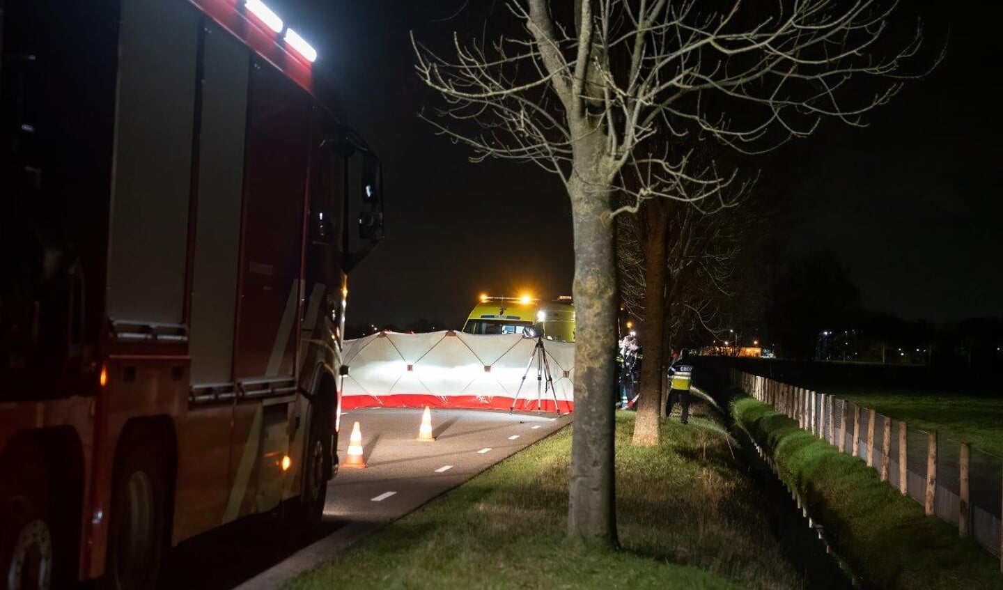 Dinsdagavond is een 25-jarige vrouw uit Den Bosch overleden nadat ze werd geschept door een auto. Het tragische ongeval gebeurde in de Koesteeg in Sprang-Capelle.