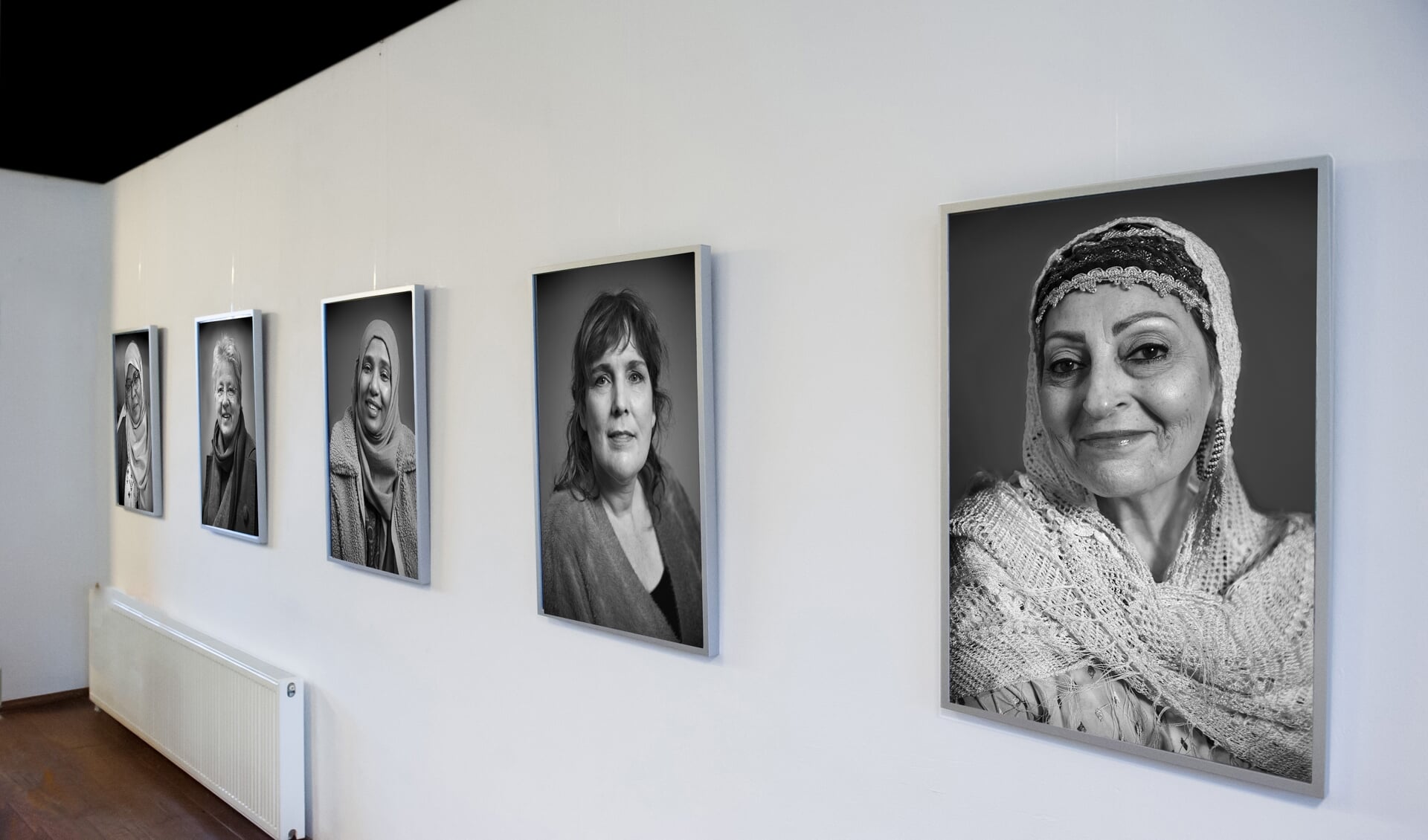 Enkele van de geportretteerde vrouwen in beeld. Rechts Maryam Mohavedi.