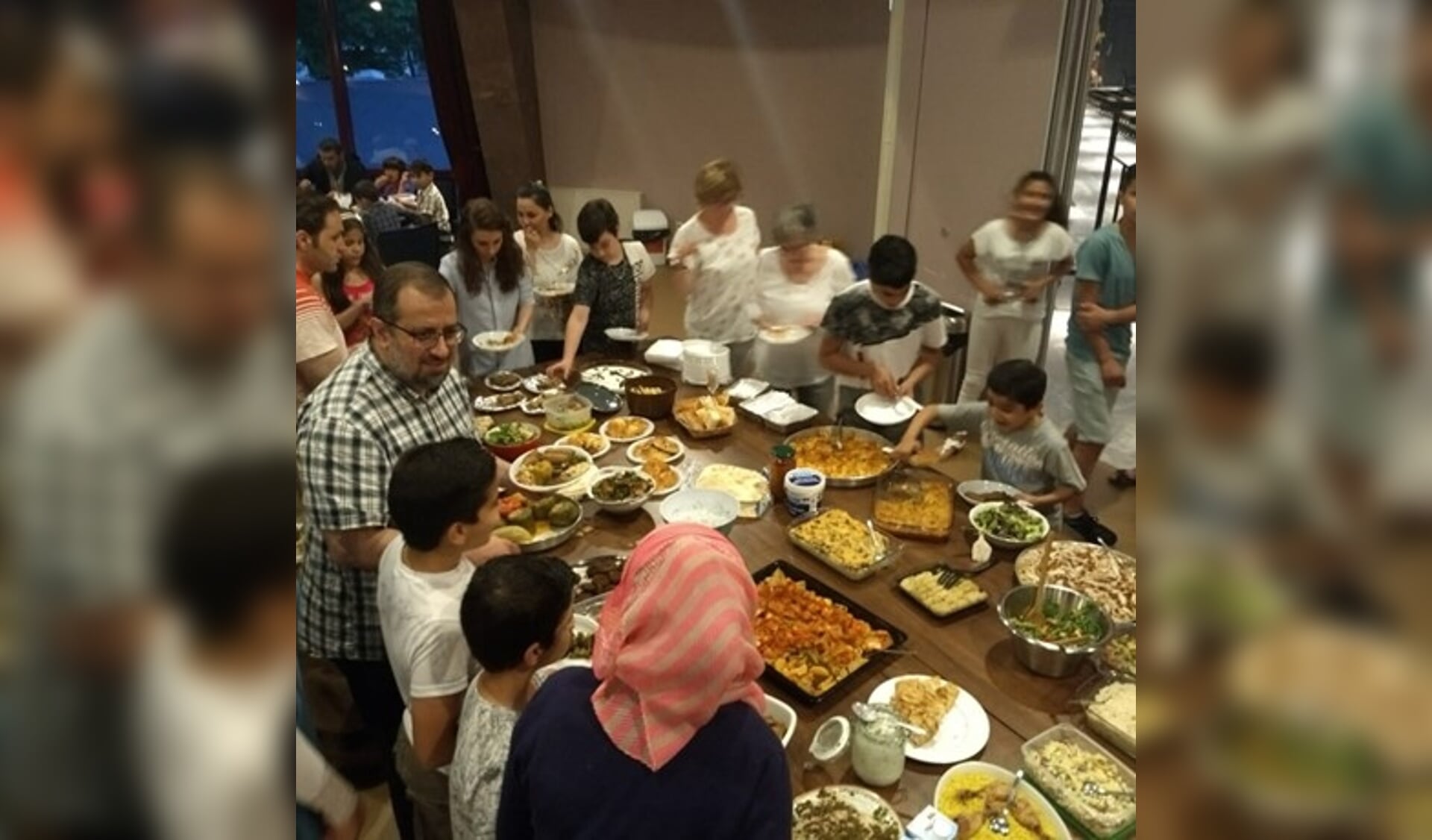 De Iftar biedt Ossenaren en nieuwe Ossenaren een gelegenheid om met elkaar kennis te maken.