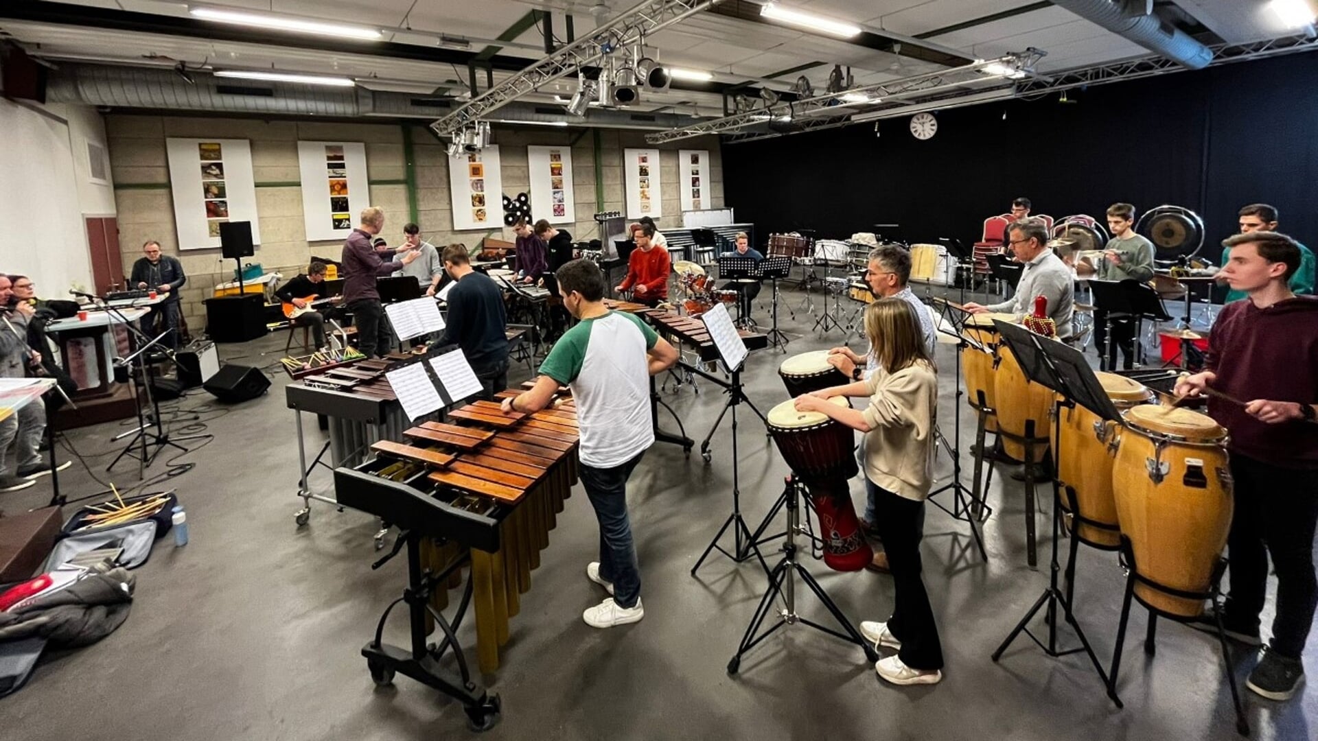 Repetitie voor het Groots Drum Event in de nieuwe zaal van Van der Valk in Nuland.