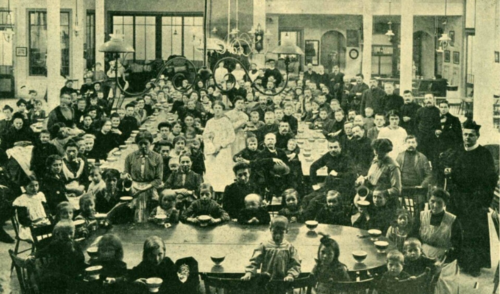 Belgische vluchtelingen in het najaar van 1914 bij de RK Militaire Vereniging Concordia in 's-Hertogenbosch.