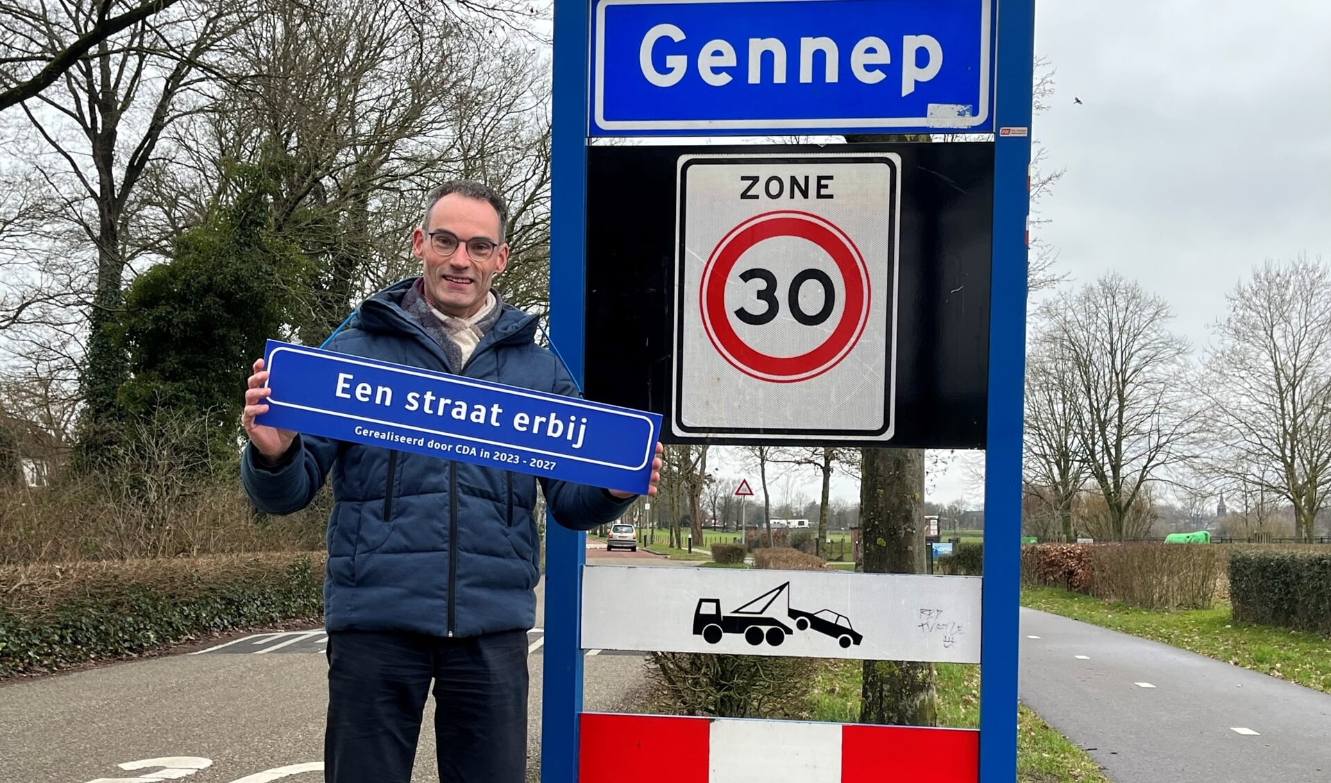 CDA-fractievoorzitter Twan Reintjes toont het bord 'een straat erbij' ook in de gemeente Gennep.
