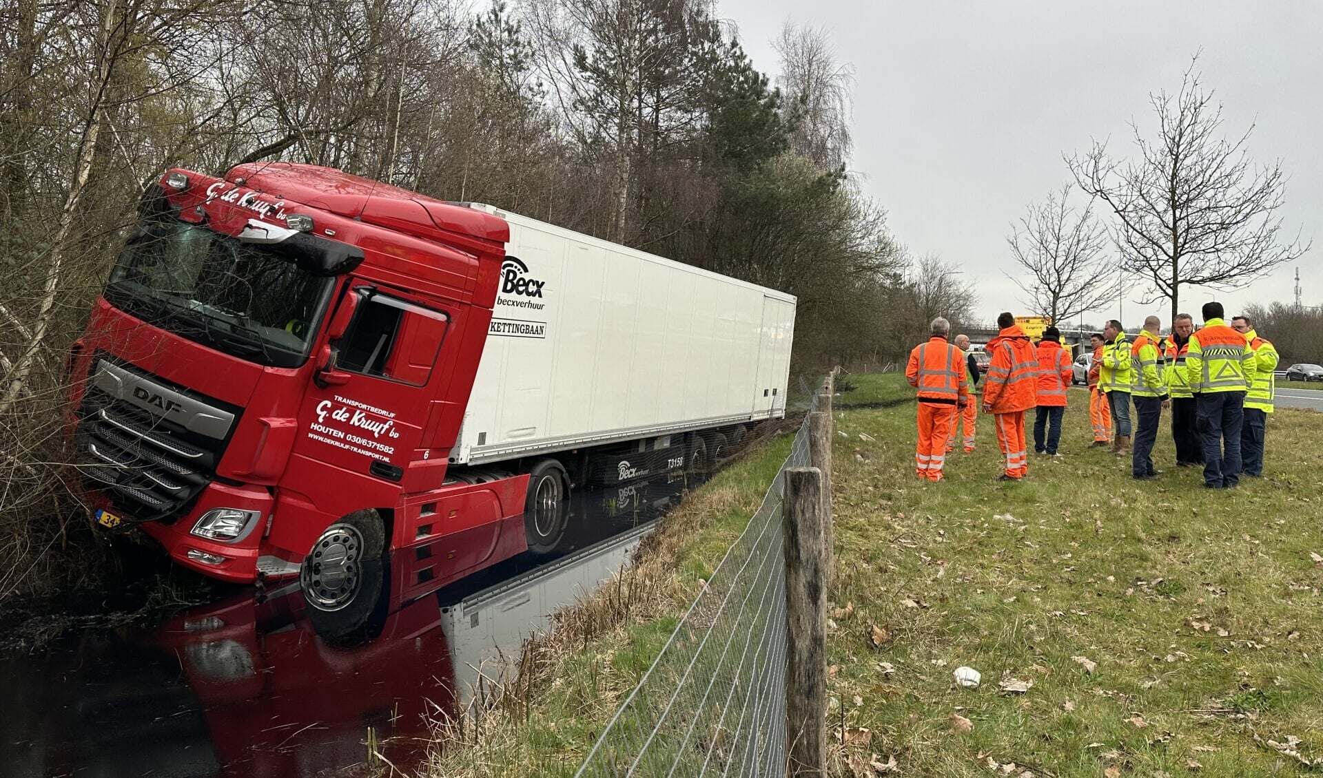 Vanochtend is een vrachtwagen van de weg geraakt op de A2 bij afrit Boxtel-Noord.