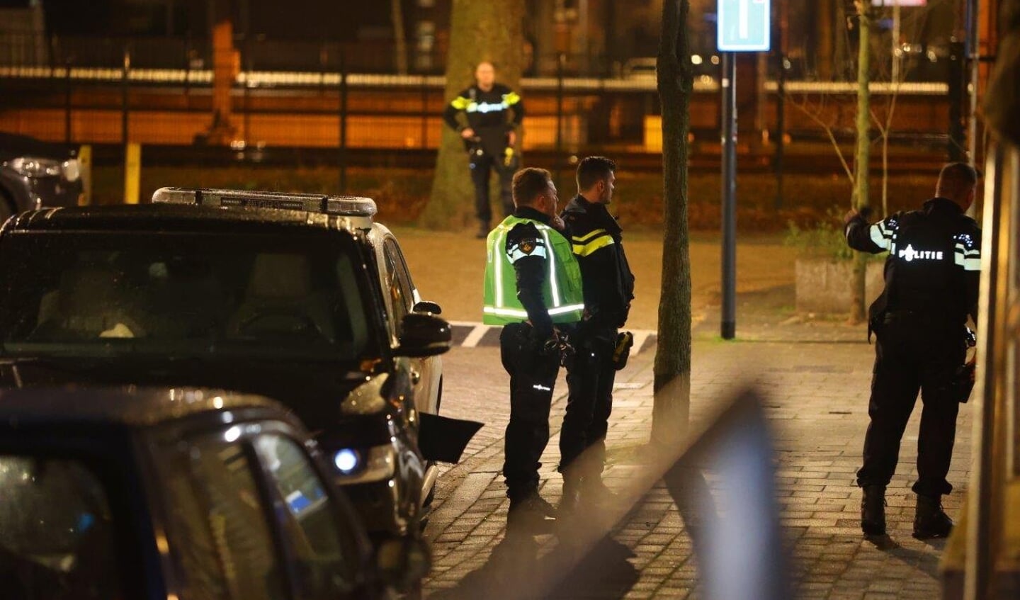 Donderdagavond rond 21.40 uur heeft de politie in Den Bosch een verdachte aangehouden na een wilde politie-achtervolging vanuit Limburg waarbij zo'n 25 politieauto's en ook een politiehelikopter betrokken waren.