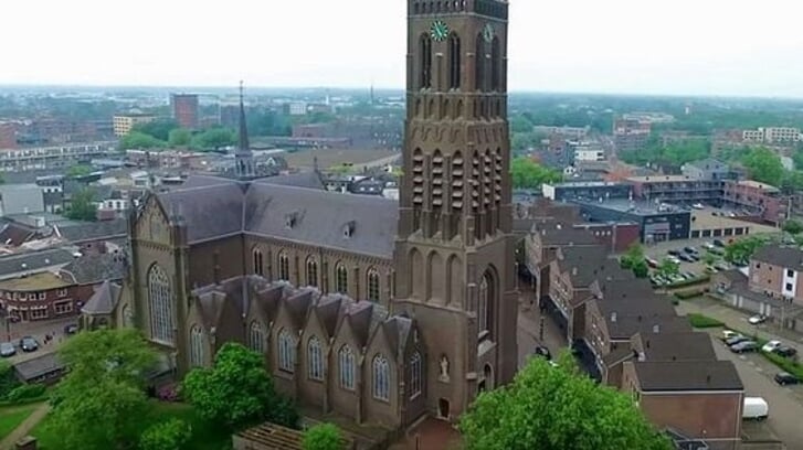 De kerk stamt uit 1859 en de toren is 58 meter hoog. 