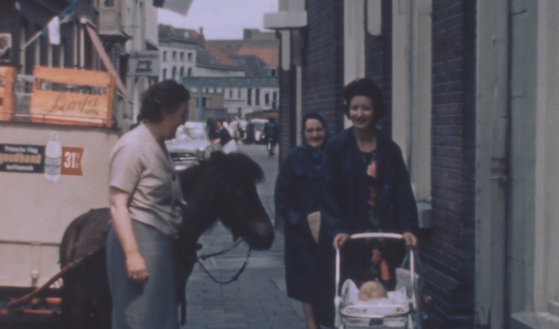 Jan Brekelmans legde niet alleen zijn eigen familie, maar ook het leven in de stad vast. Hier zie je bijvoorbeeld de pony van de melkman.