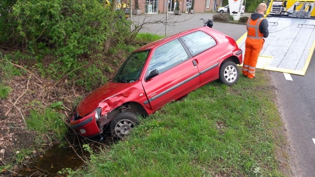 Auto Belandt In Sloot Op Volkelseweg - Oozo.nl