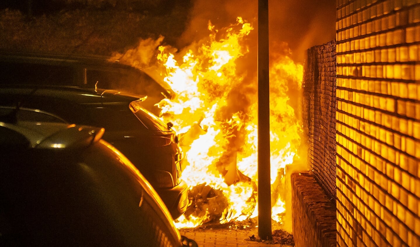 Busje verwoest en auto beschadigd brand Berghem