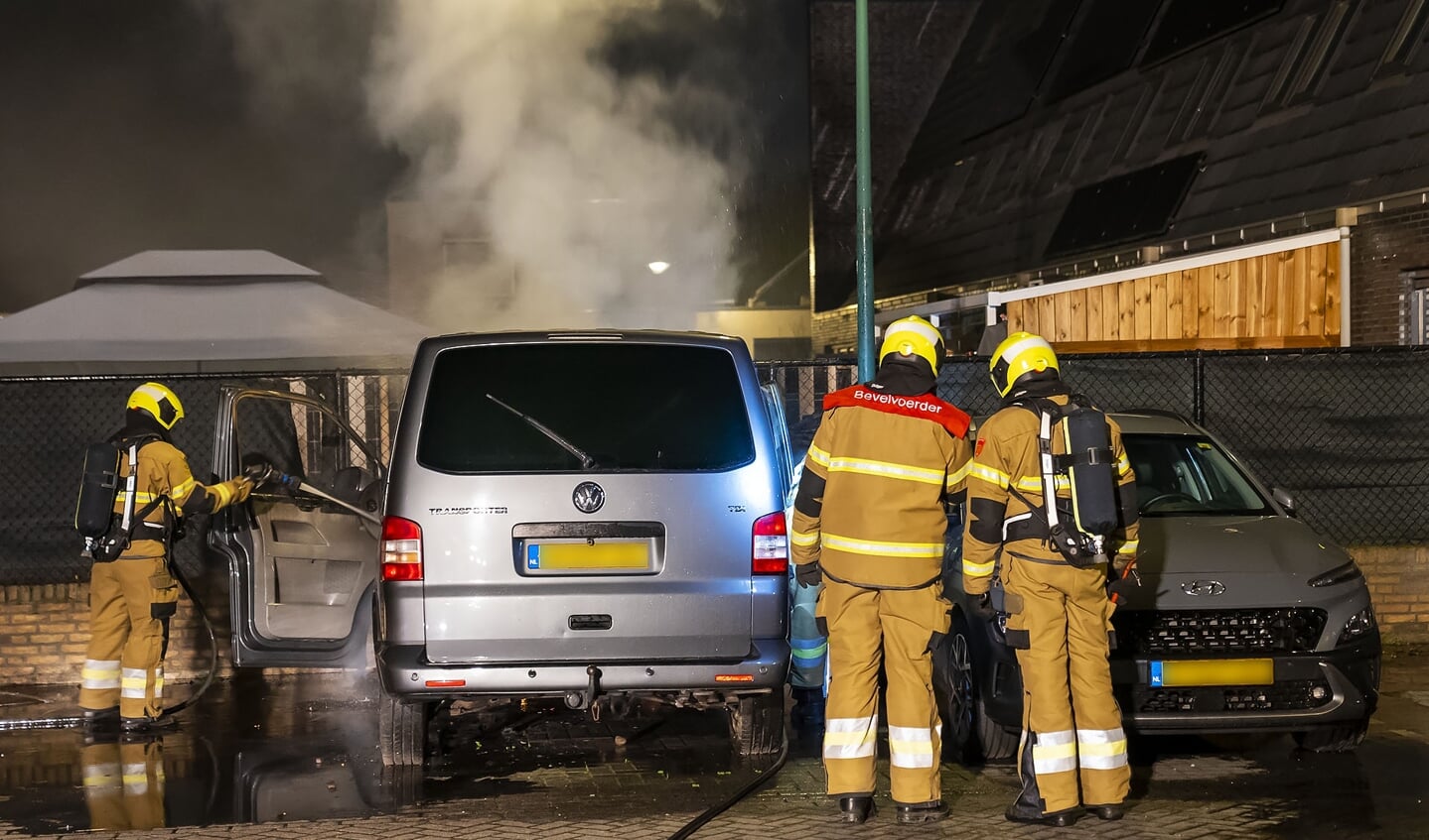 Busje verwoest en auto beschadigd brand Berghem
