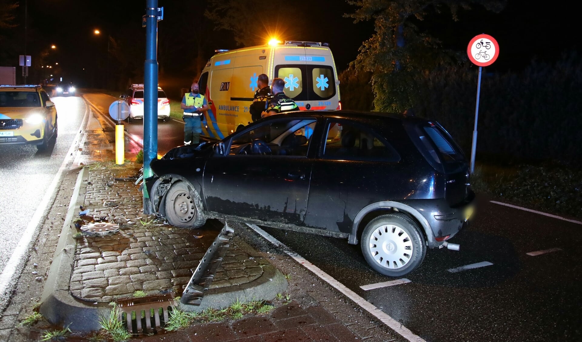 Automobilist Verliest Controle Over Voertuig Op Rotonde In Beugen ...