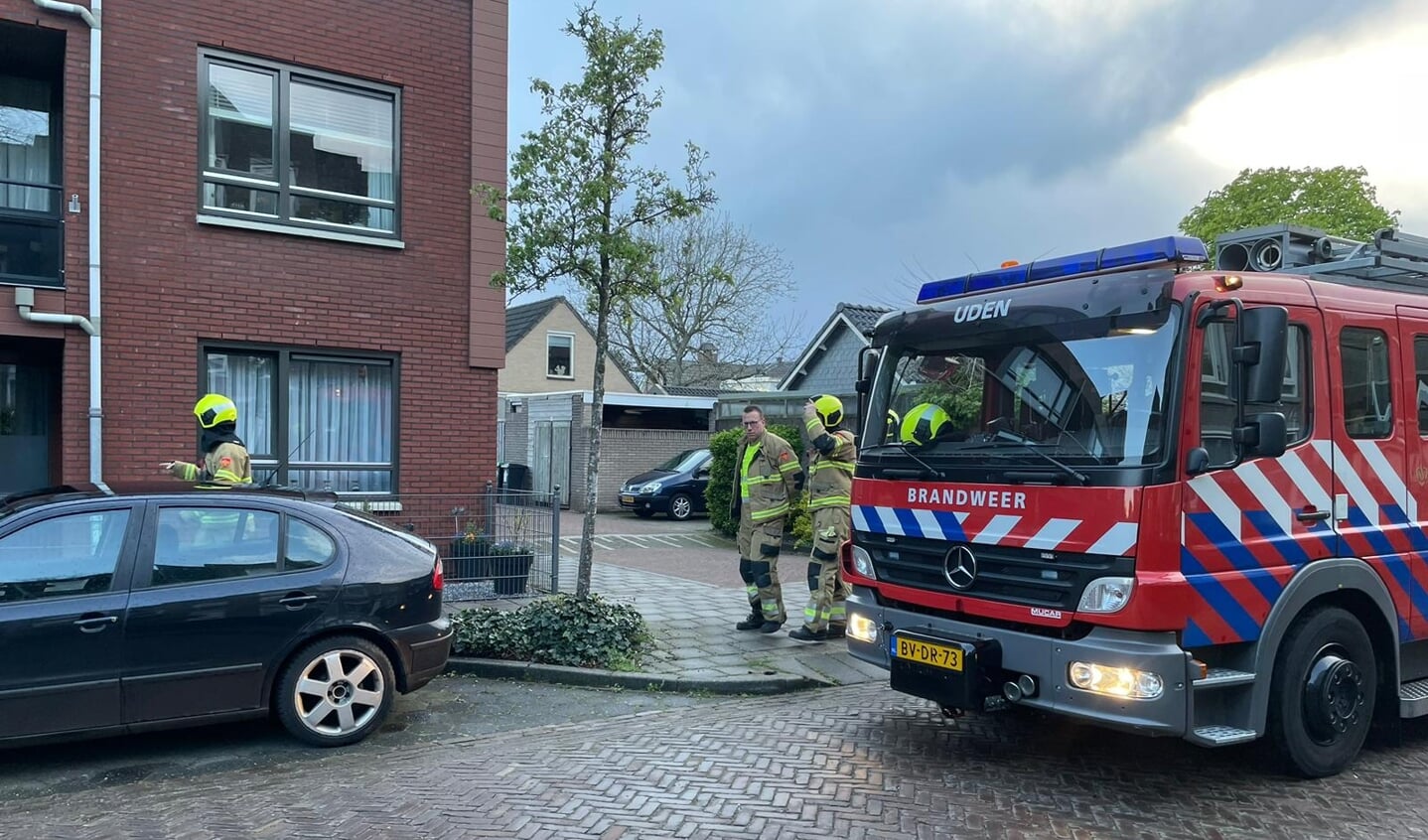 Udense Brandweer Zaagt Deur Open Aan Rooijsestraat - Adverteren Uden ...