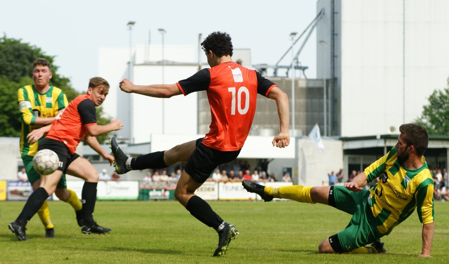 Constantia versloeg Vitesse'08 en veroordeelde de gasten daarmee tot degradatie.